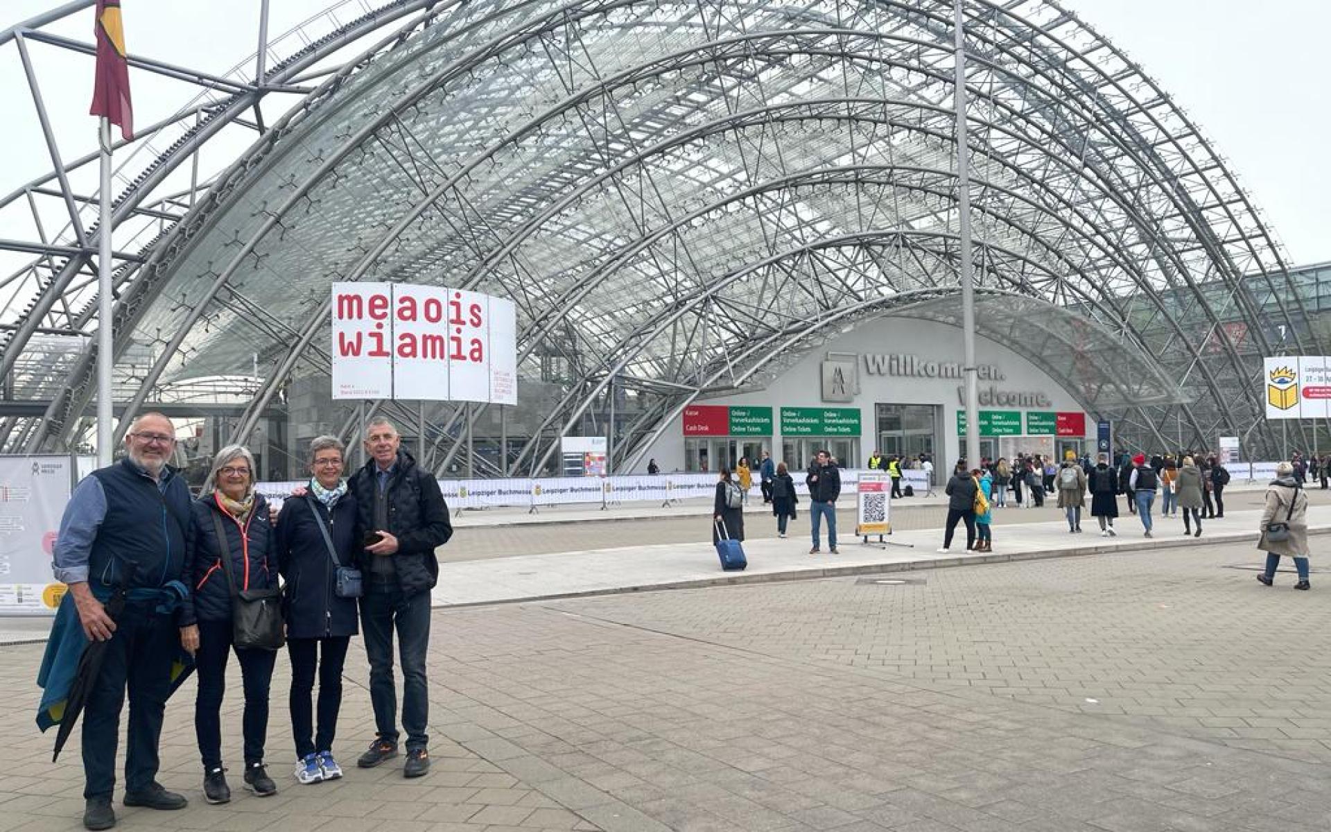 Die Delegation der Stadtgemeinde vor der Glashalle in Leipzig